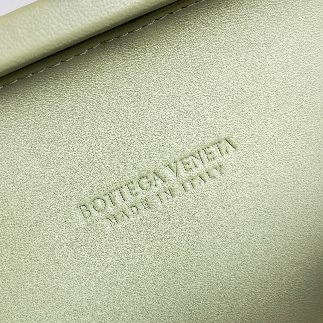 bo*te*ga Ve*ne*ta knot minaudiere clutch in travertine intrecciato lambskin