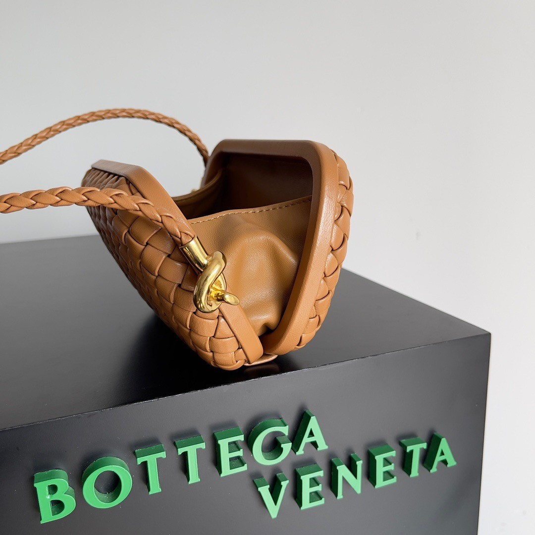 bo*te*ga Ve*ne*ta knot minaudiere on strap in camel intreccio lambskin
