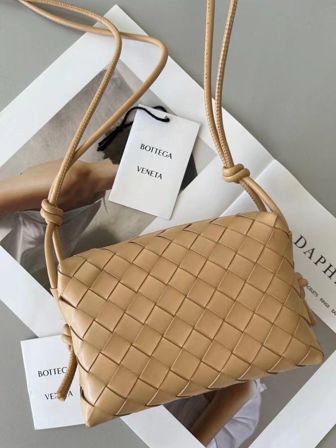 bo*te*ga Ve*ne*ta mini loop bag in beige intrecciato lambskin
