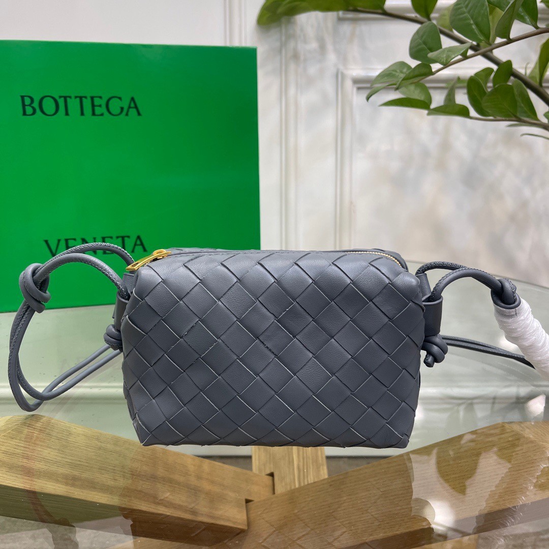 bo*te*ga Ve*ne*ta loop mini bag in grey intrecciato lambskin