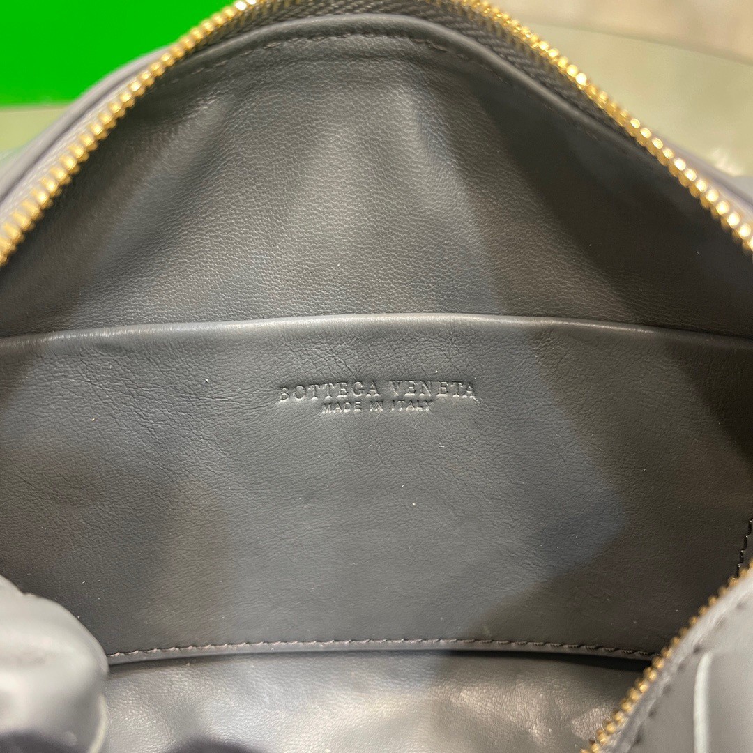 bo*te*ga Ve*ne*ta loop mini bag in grey intrecciato lambskin