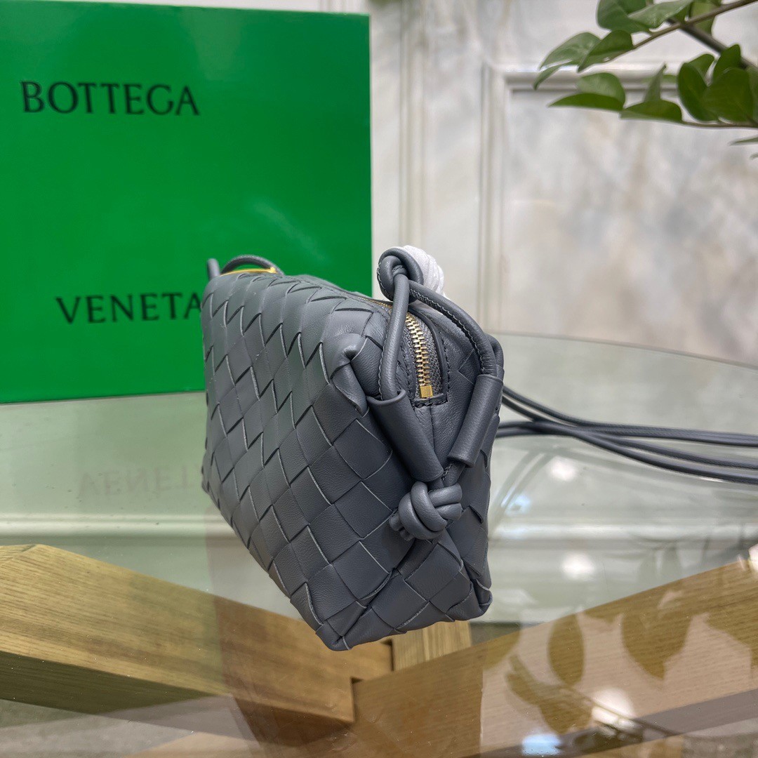 bo*te*ga Ve*ne*ta loop mini bag in grey intrecciato lambskin
