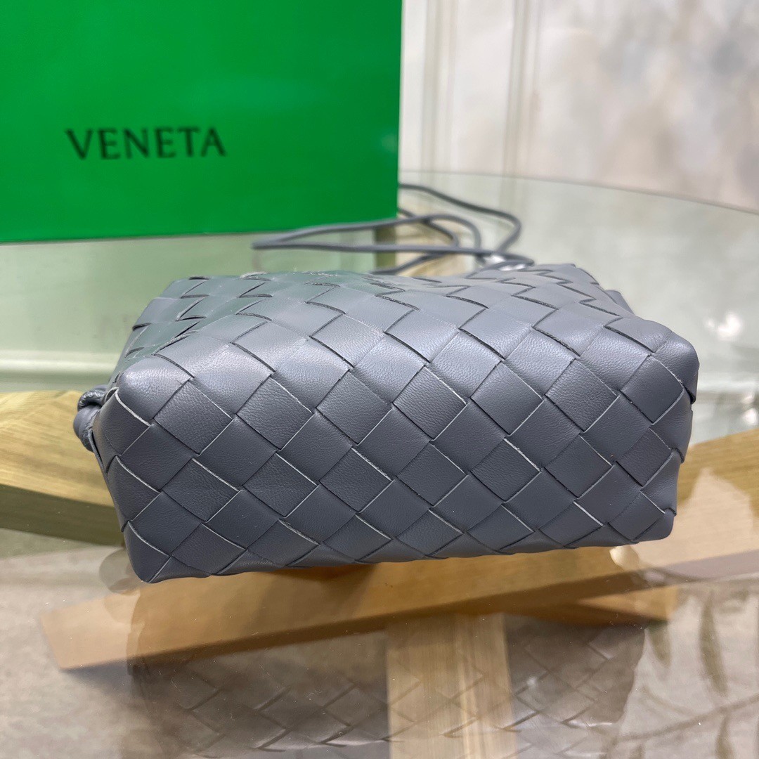 bo*te*ga Ve*ne*ta loop mini bag in grey intrecciato lambskin