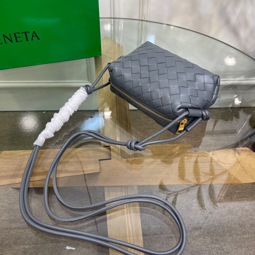 bo*te*ga Ve*ne*ta loop mini bag in grey intrecciato lambskin