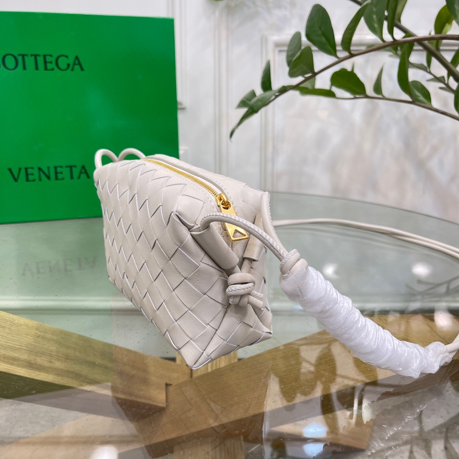 bo*te*ga Ve*ne*ta loop mini bag in white intrecciato lambskin