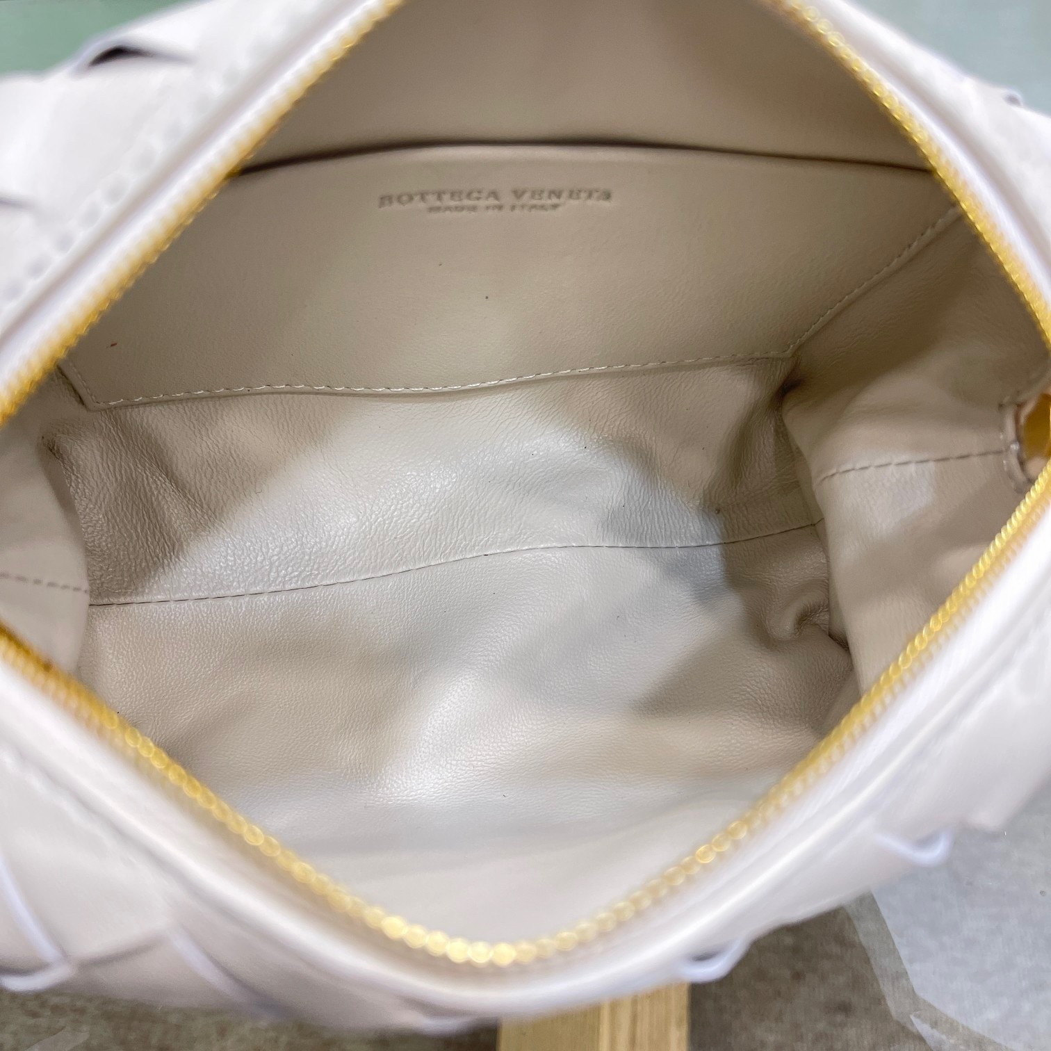 bo*te*ga Ve*ne*ta loop mini bag in white intrecciato lambskin
