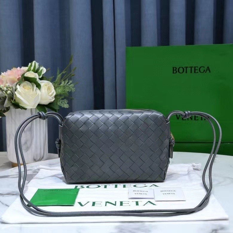 bo*te*ga Ve*ne*ta small loop bag in thunder intrecciato lambskin