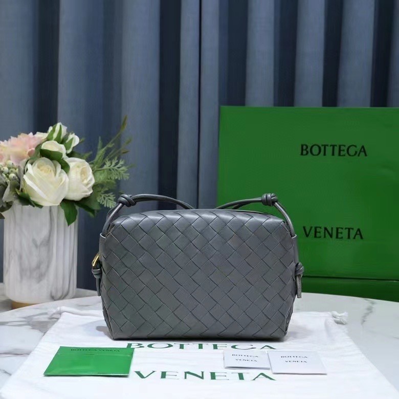 bo*te*ga Ve*ne*ta small loop bag in thunder intrecciato lambskin