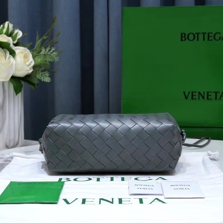 bo*te*ga Ve*ne*ta small loop bag in thunder intrecciato lambskin