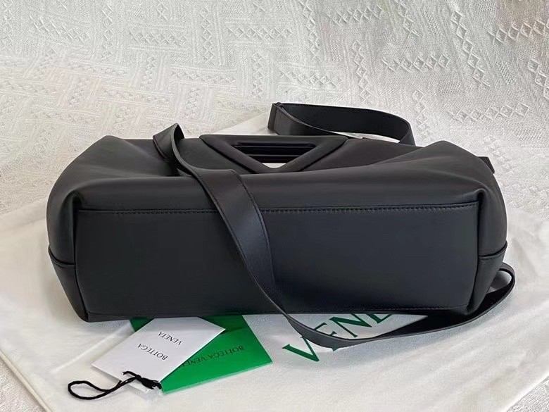 bo*te*ga Ve*ne*ta medium point top handle bag in black leather