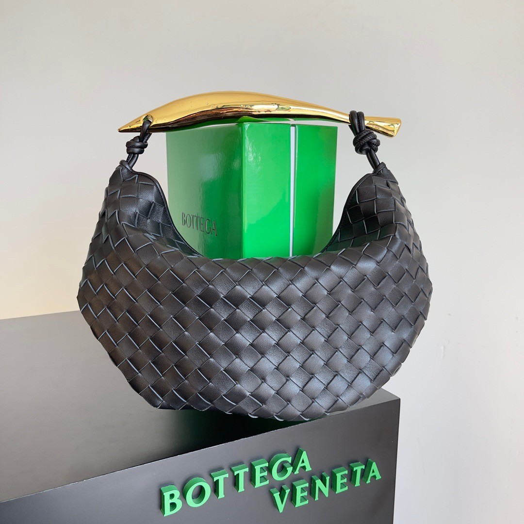 bo*te*ga Ve*ne*ta small sardine bag in black intrecciato lambskin