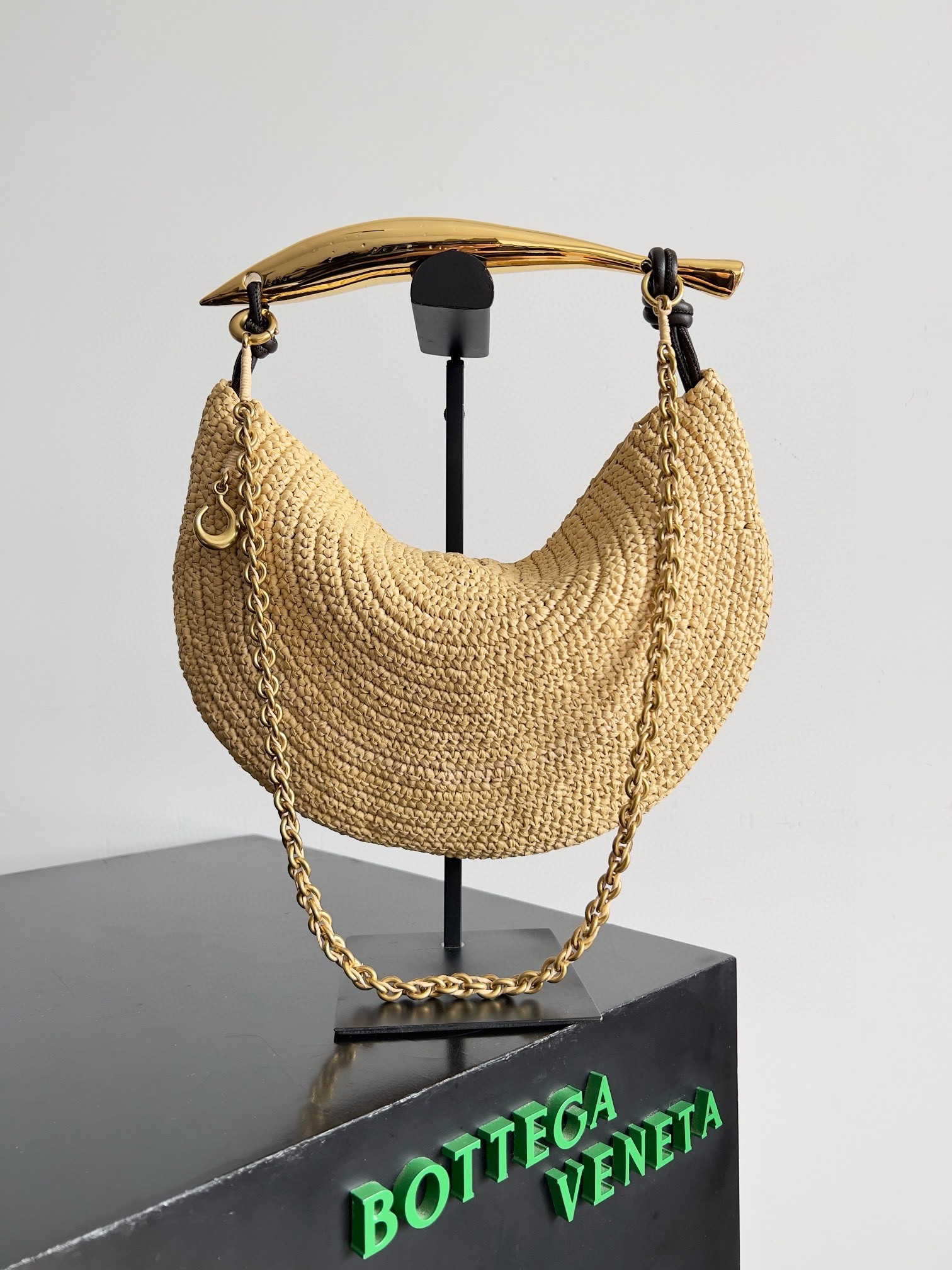 bo*te*ga Ve*ne*ta sardine small bag with chain in natural raffia