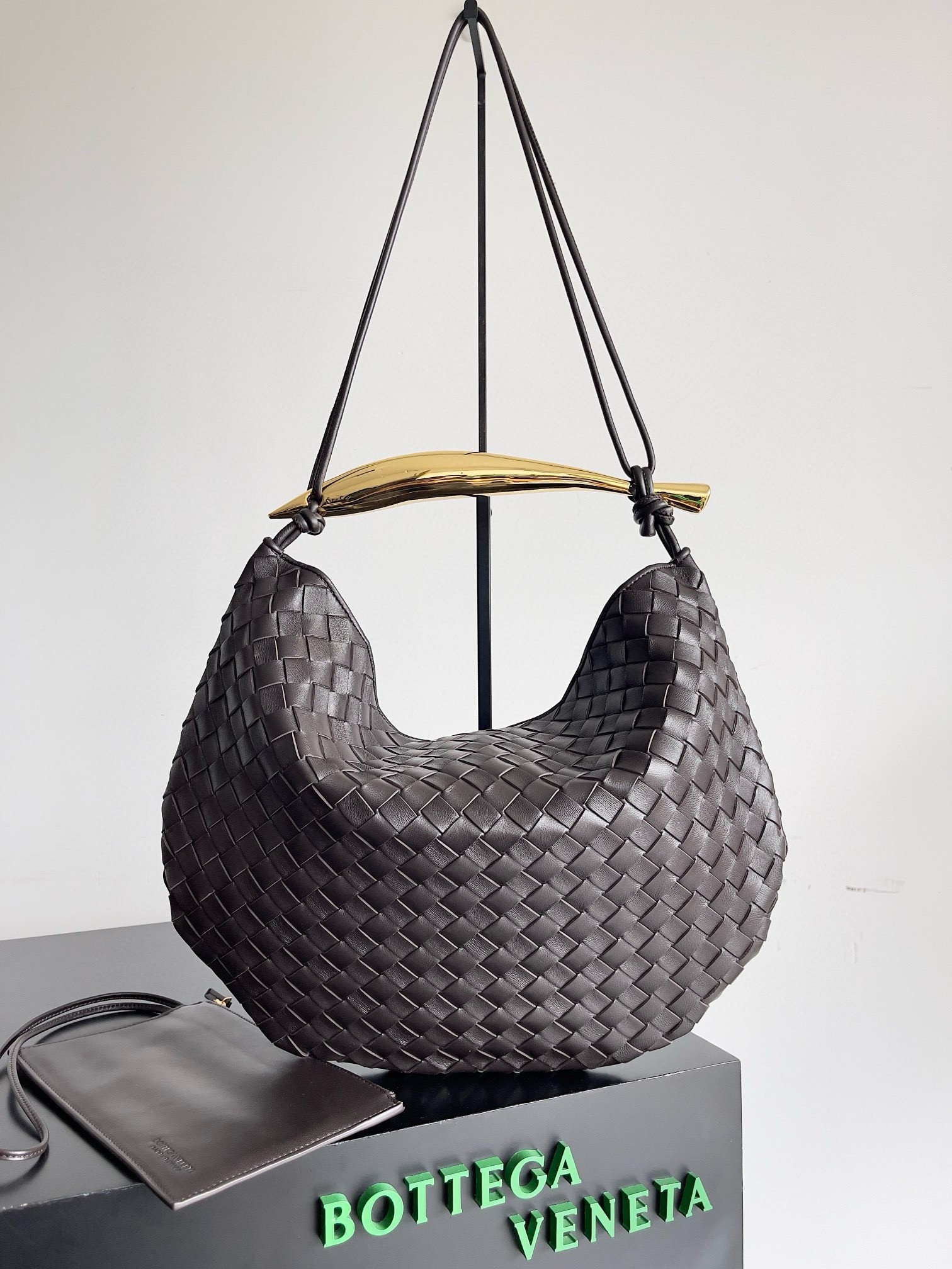 bo*te*ga Ve*ne*ta sardine medium bag in fondant intrecciato lambskin