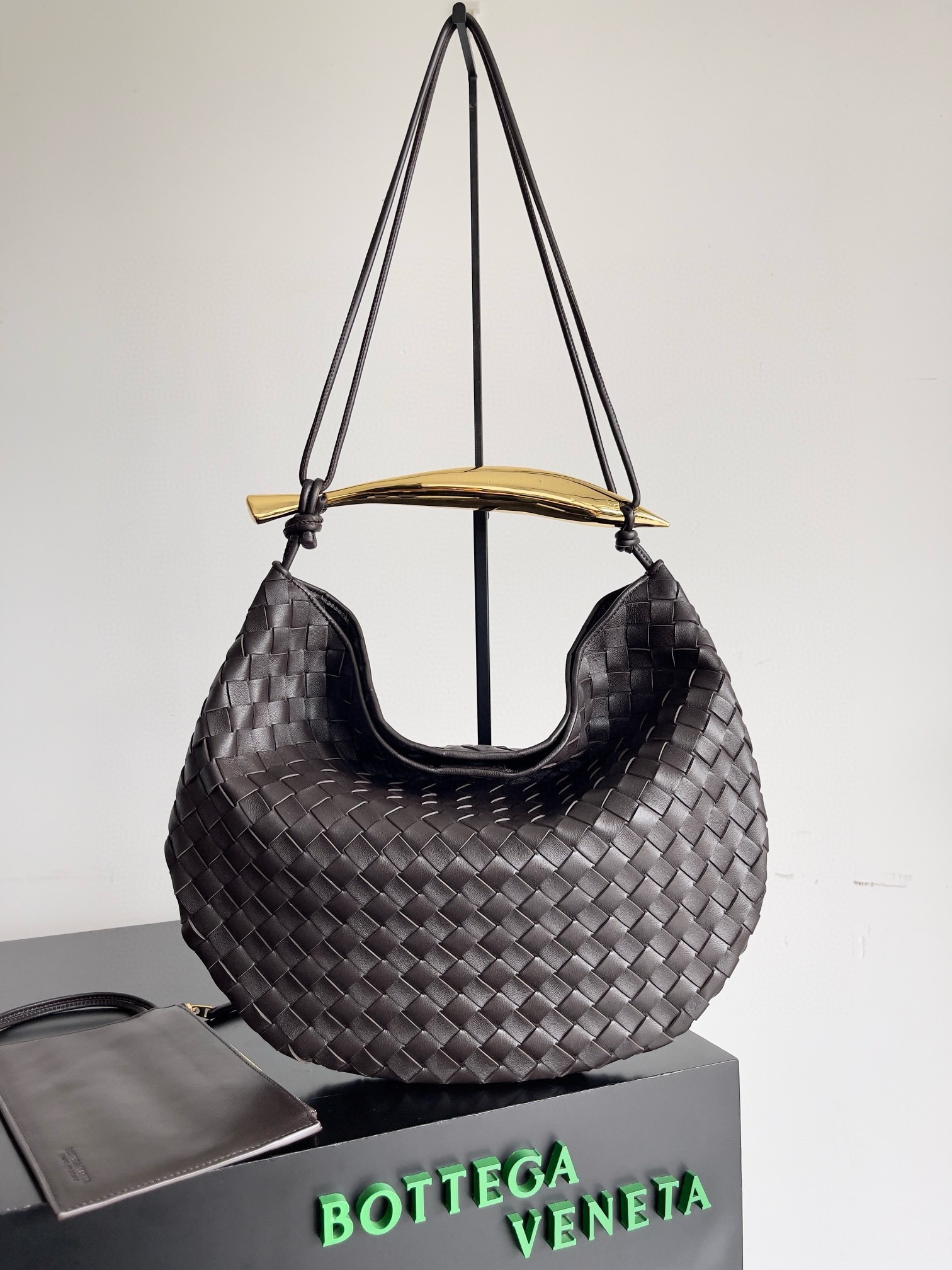 bo*te*ga Ve*ne*ta sardine medium bag in fondant intrecciato lambskin
