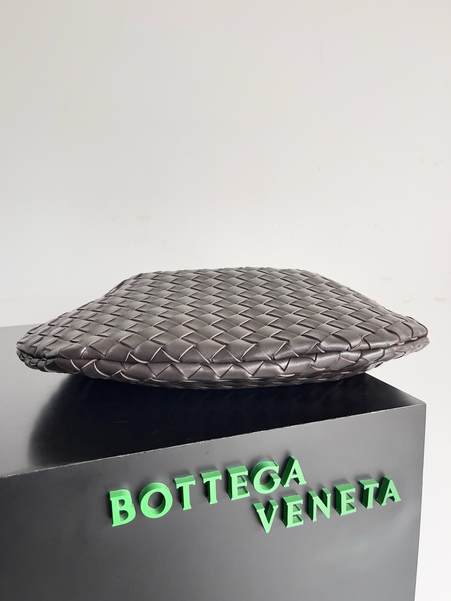 bo*te*ga Ve*ne*ta sardine medium bag in fondant intrecciato lambskin