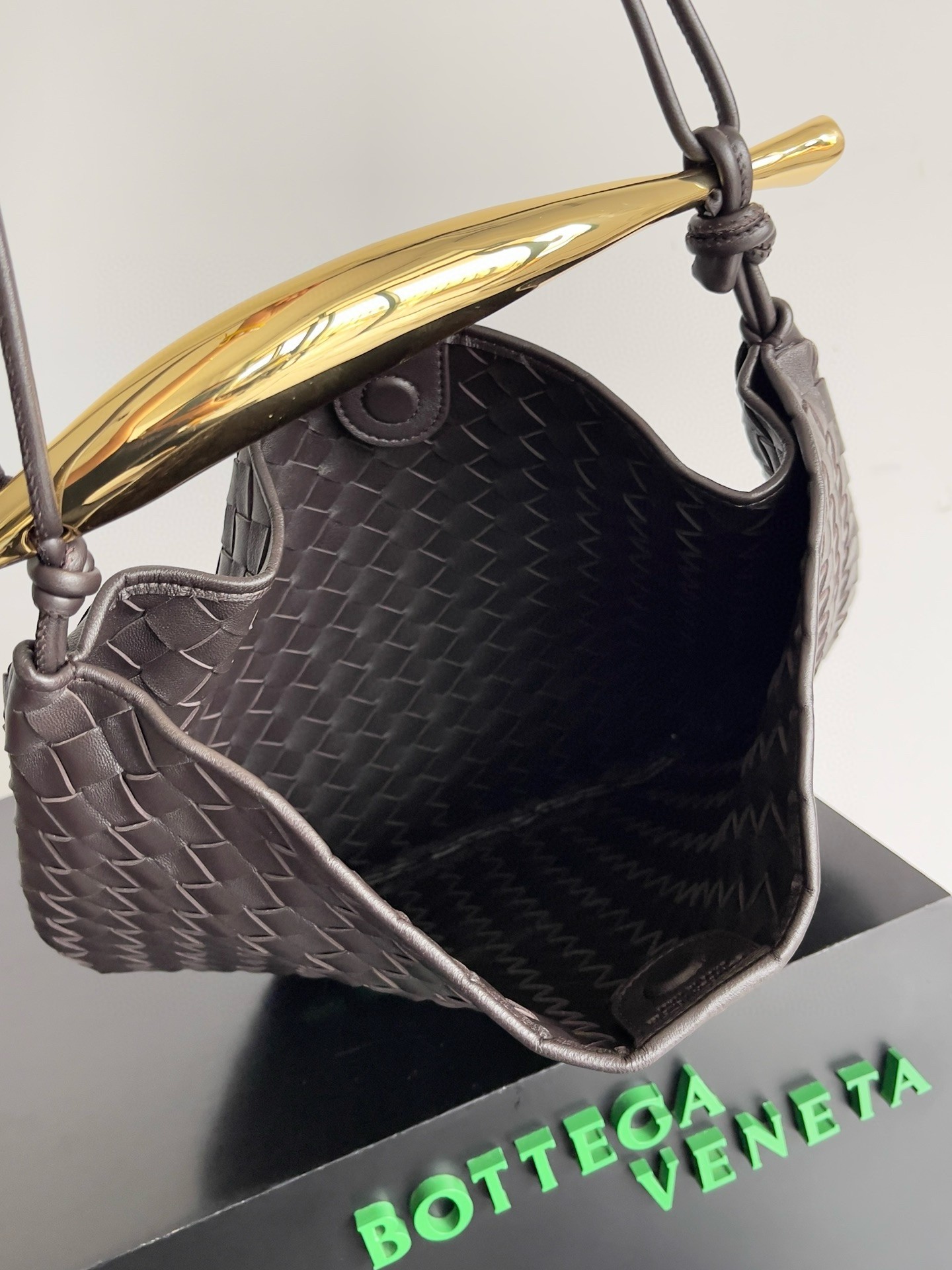 bo*te*ga Ve*ne*ta sardine medium bag in fondant intrecciato lambskin