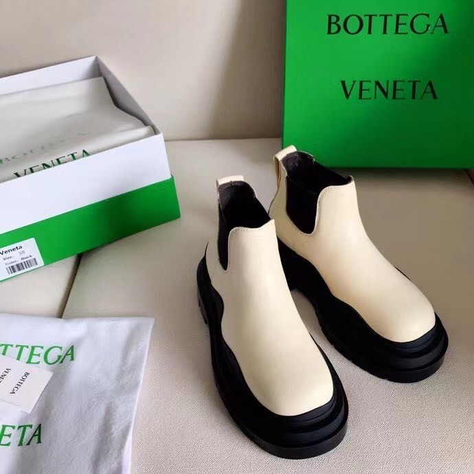 bo*te*ga Ve*ne*ta bv tire ankle boots with black outsole