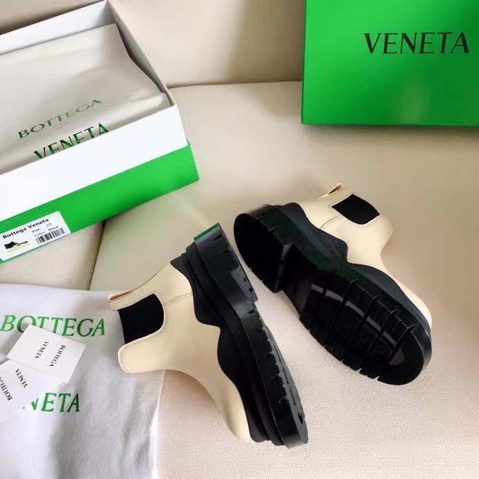 bo*te*ga Ve*ne*ta bv tire ankle boots with black outsole