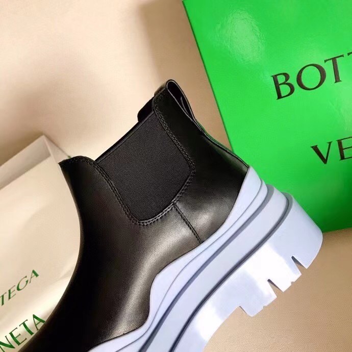 bo*te*ga Ve*ne*ta bv tire ankle boots with blue outsole