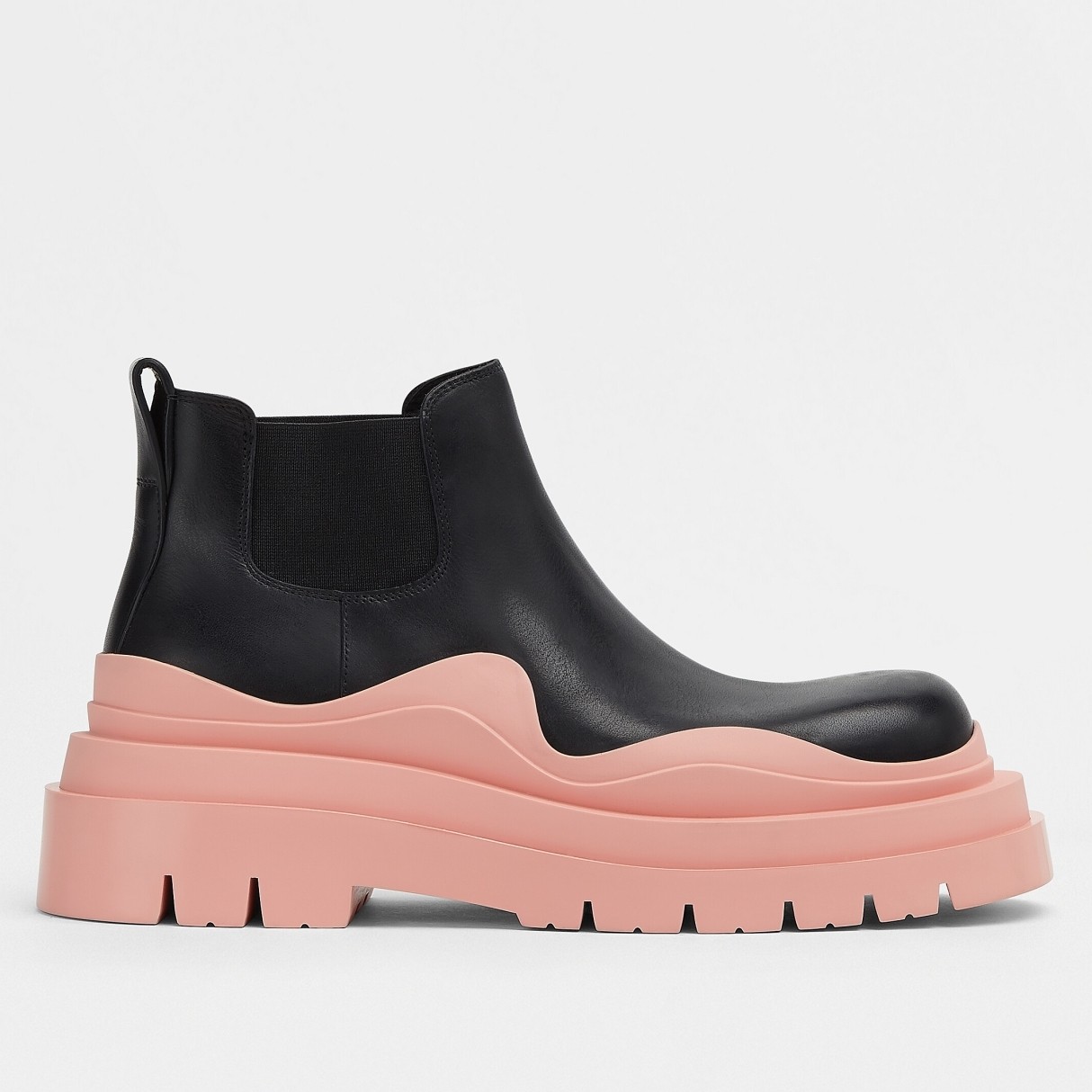 bo*te*ga Ve*ne*ta bv tire ankle boots with pink outsole