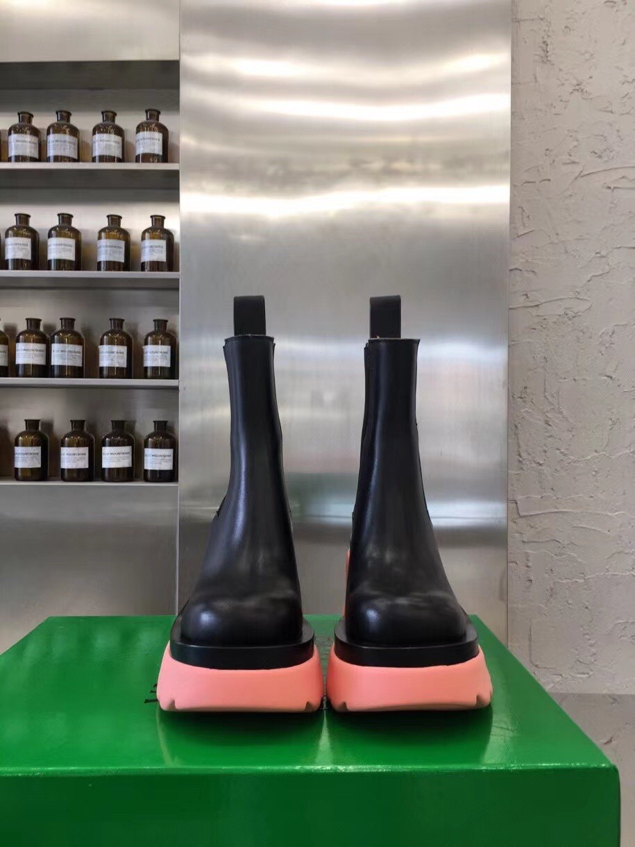 bo*te*ga Ve*ne*ta flash chelsea boots with pink outsole