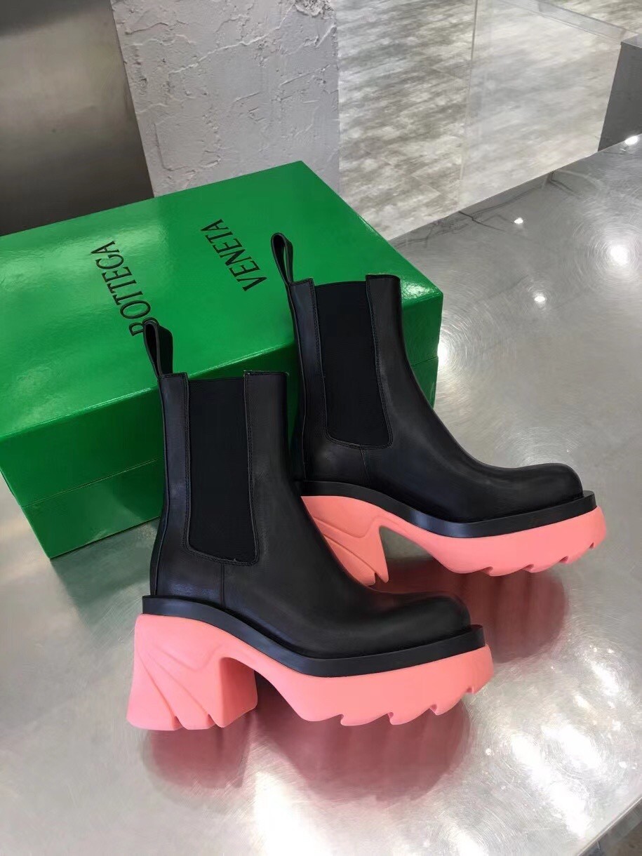 bo*te*ga Ve*ne*ta flash chelsea boots with pink outsole