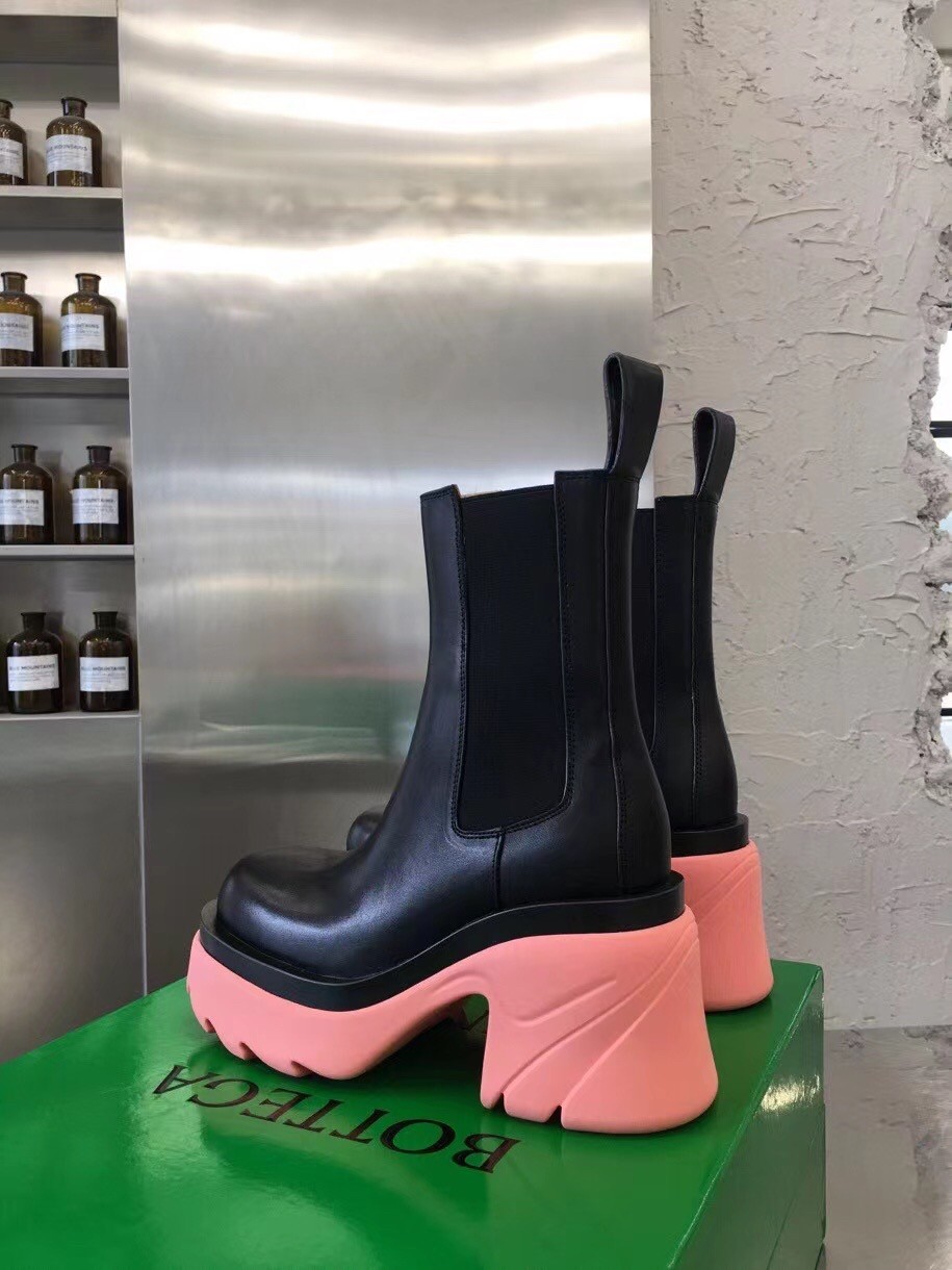 bo*te*ga Ve*ne*ta flash chelsea boots with pink outsole