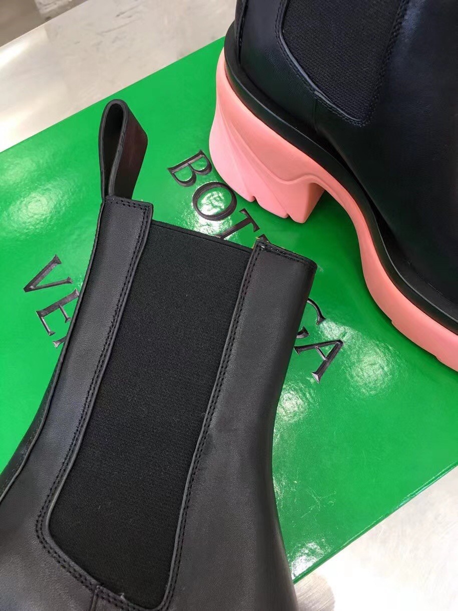 bo*te*ga Ve*ne*ta flash chelsea boots with pink outsole