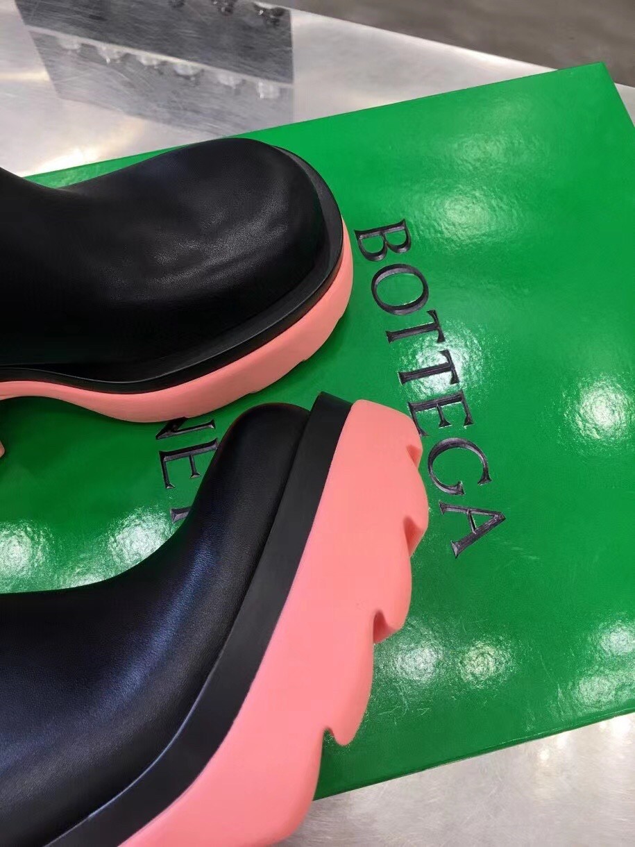 bo*te*ga Ve*ne*ta flash chelsea boots with pink outsole
