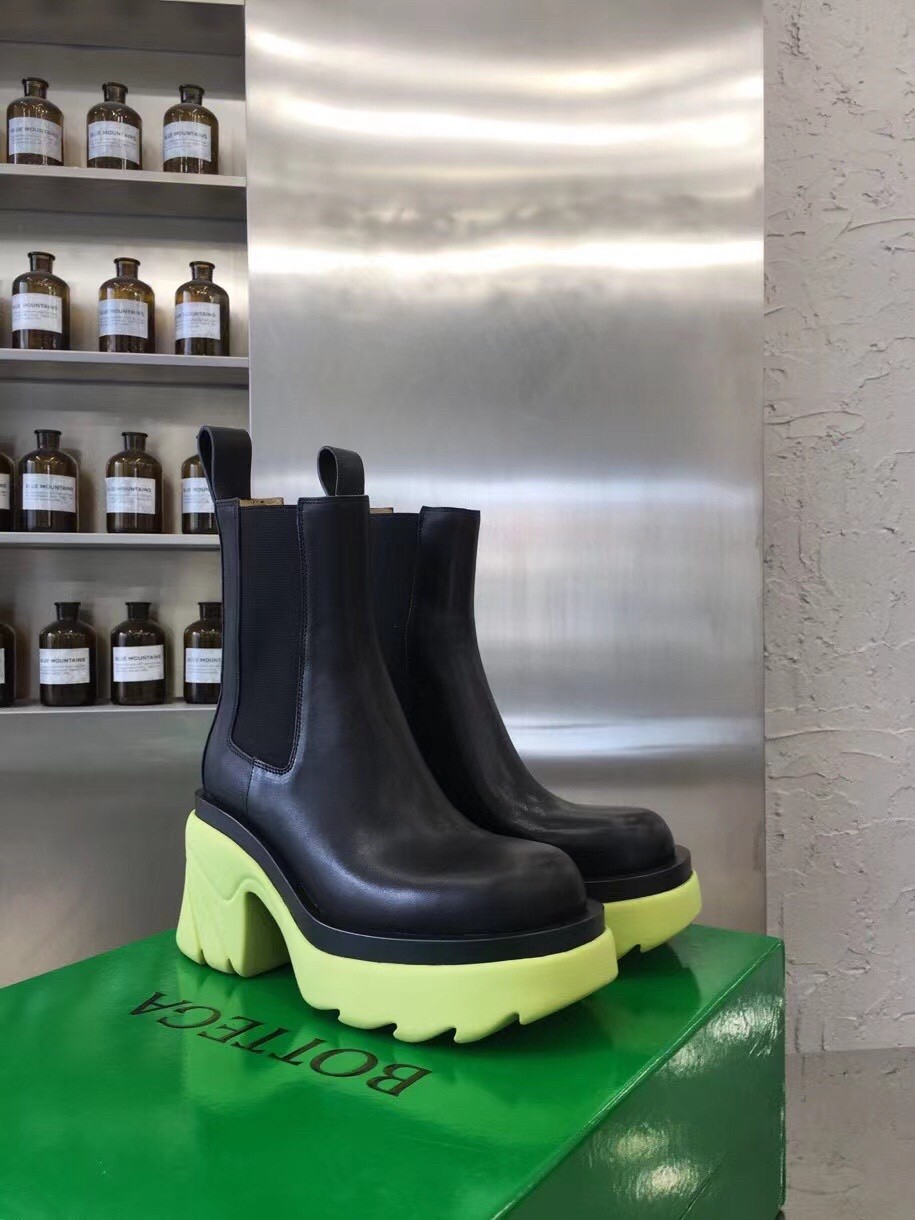 bo*te*ga Ve*ne*ta flash chelsea boots with yellow outsole
