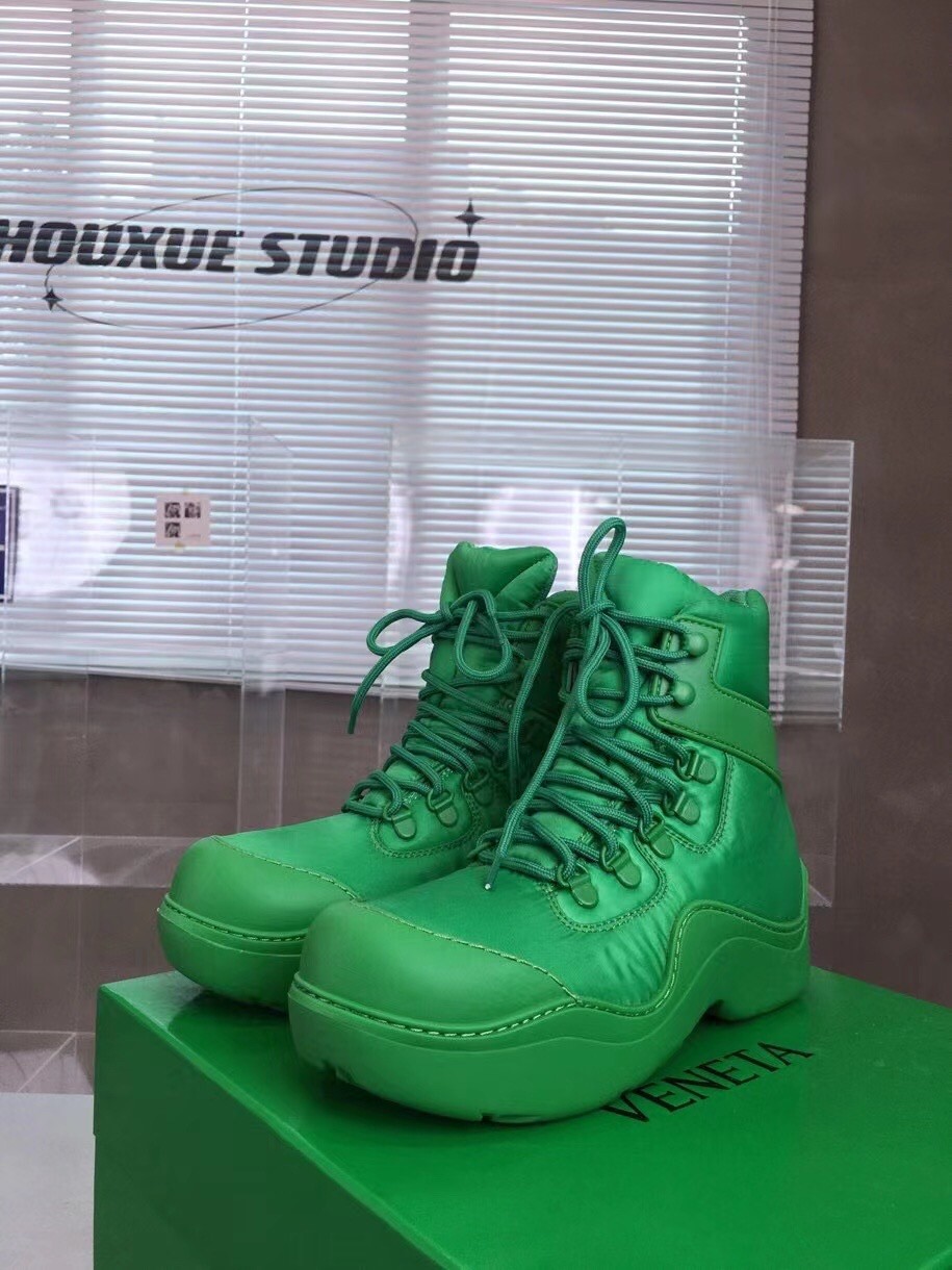 bo*te*ga Ve*ne*ta puddle bomber ankle boots in green fabric