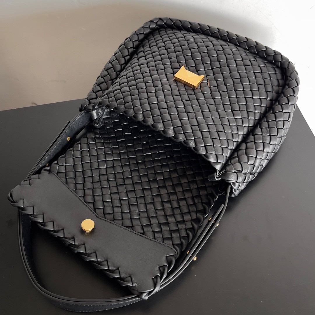 bo*te*ga Ve*ne*ta cobble small bag in black intrecciato leather