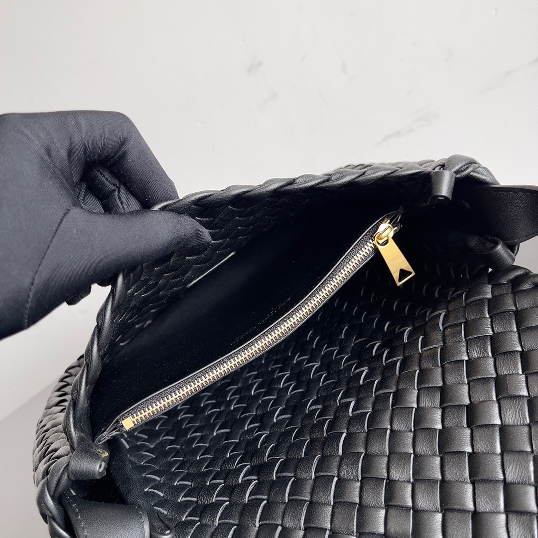 bo*te*ga Ve*ne*ta cobble small bag in black intrecciato leather