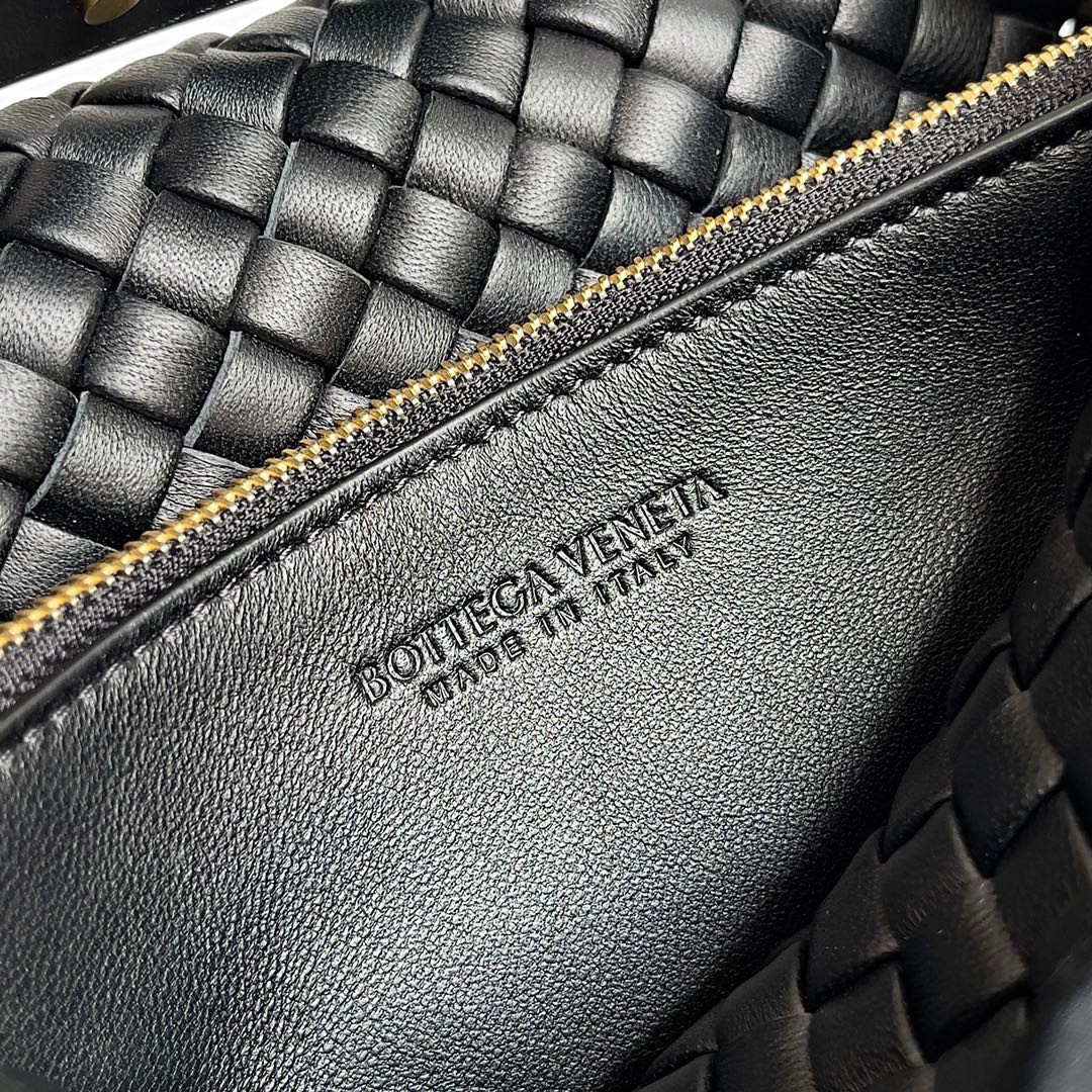 bo*te*ga Ve*ne*ta cobble small bag in black intrecciato leather