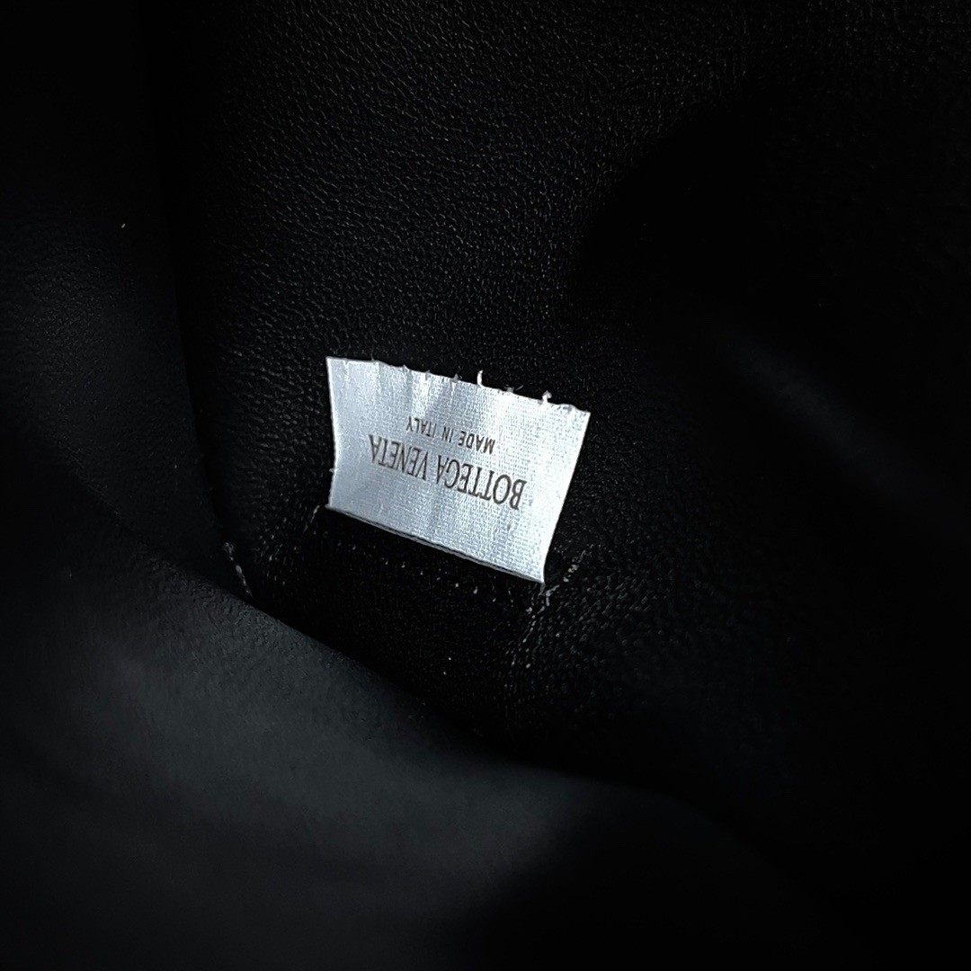 bo*te*ga Ve*ne*ta cobble small bag in black intrecciato leather