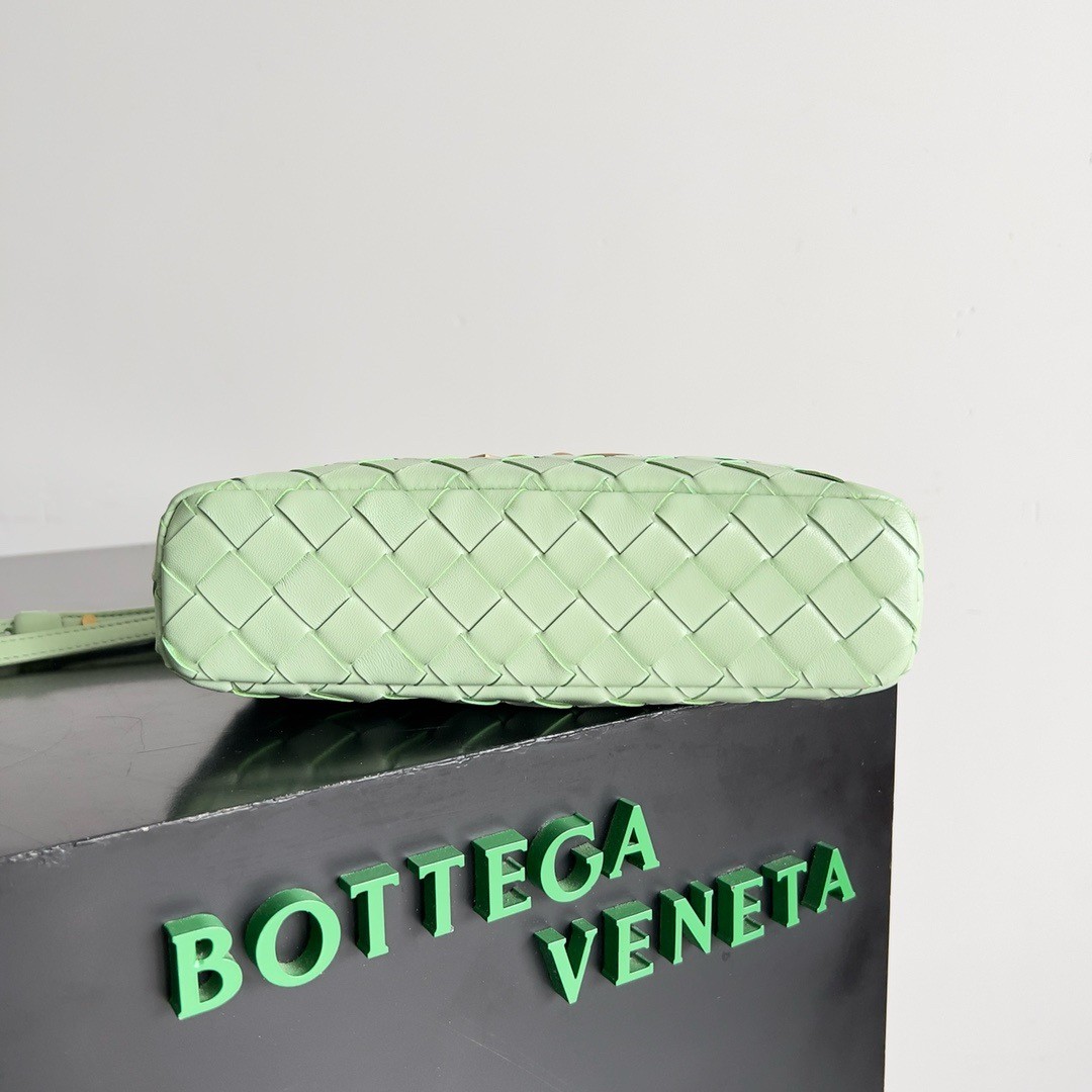 bo*te*ga Ve*ne*ta bang bang vanity case in mint intrecciato leather