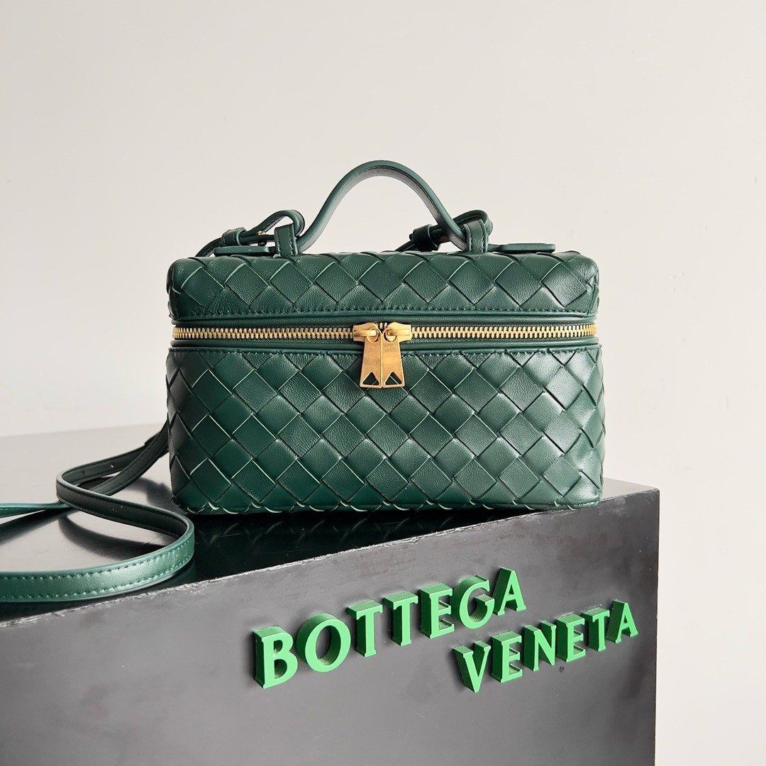 bo*te*ga Ve*ne*ta bang bang vanity case in green intrecciato leather