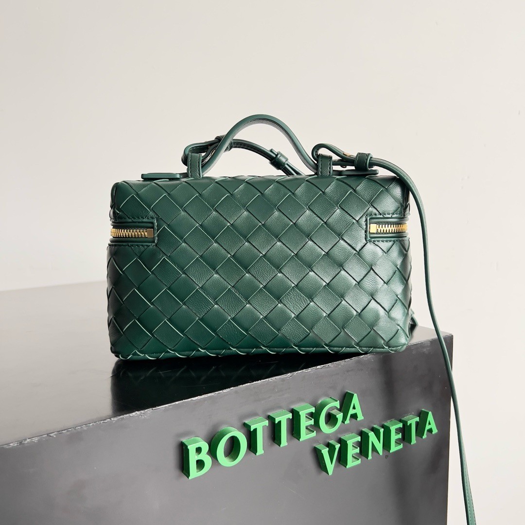 bo*te*ga Ve*ne*ta bang bang vanity case in green intrecciato leather