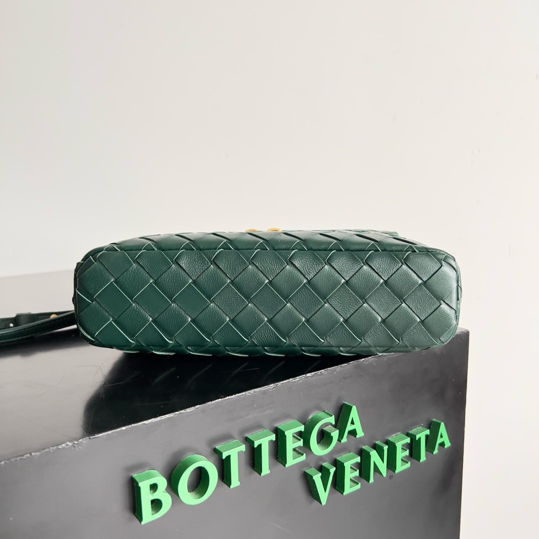 bo*te*ga Ve*ne*ta bang bang vanity case in green intrecciato leather