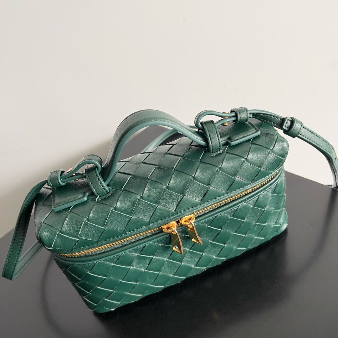 bo*te*ga Ve*ne*ta bang bang vanity case in green intrecciato leather