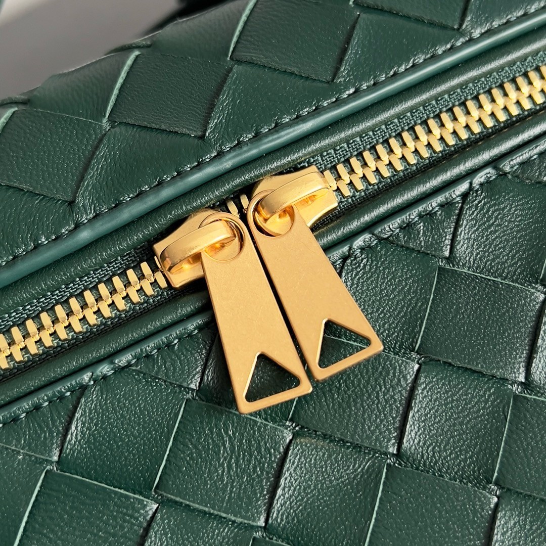 bo*te*ga Ve*ne*ta bang bang vanity case in green intrecciato leather