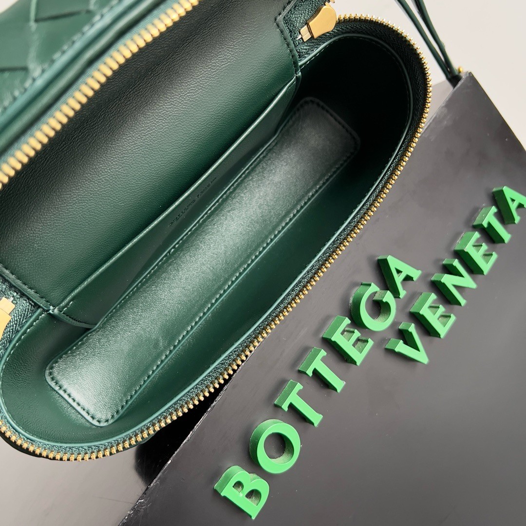 bo*te*ga Ve*ne*ta bang bang vanity case in green intrecciato leather