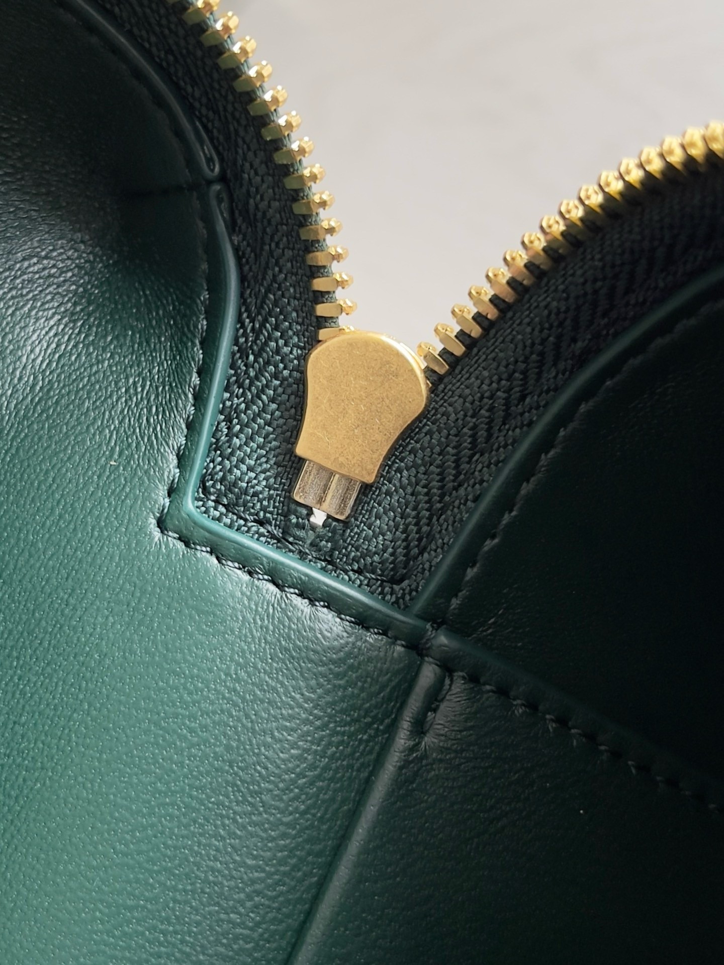 bo*te*ga Ve*ne*ta bang bang vanity case in green intrecciato leather