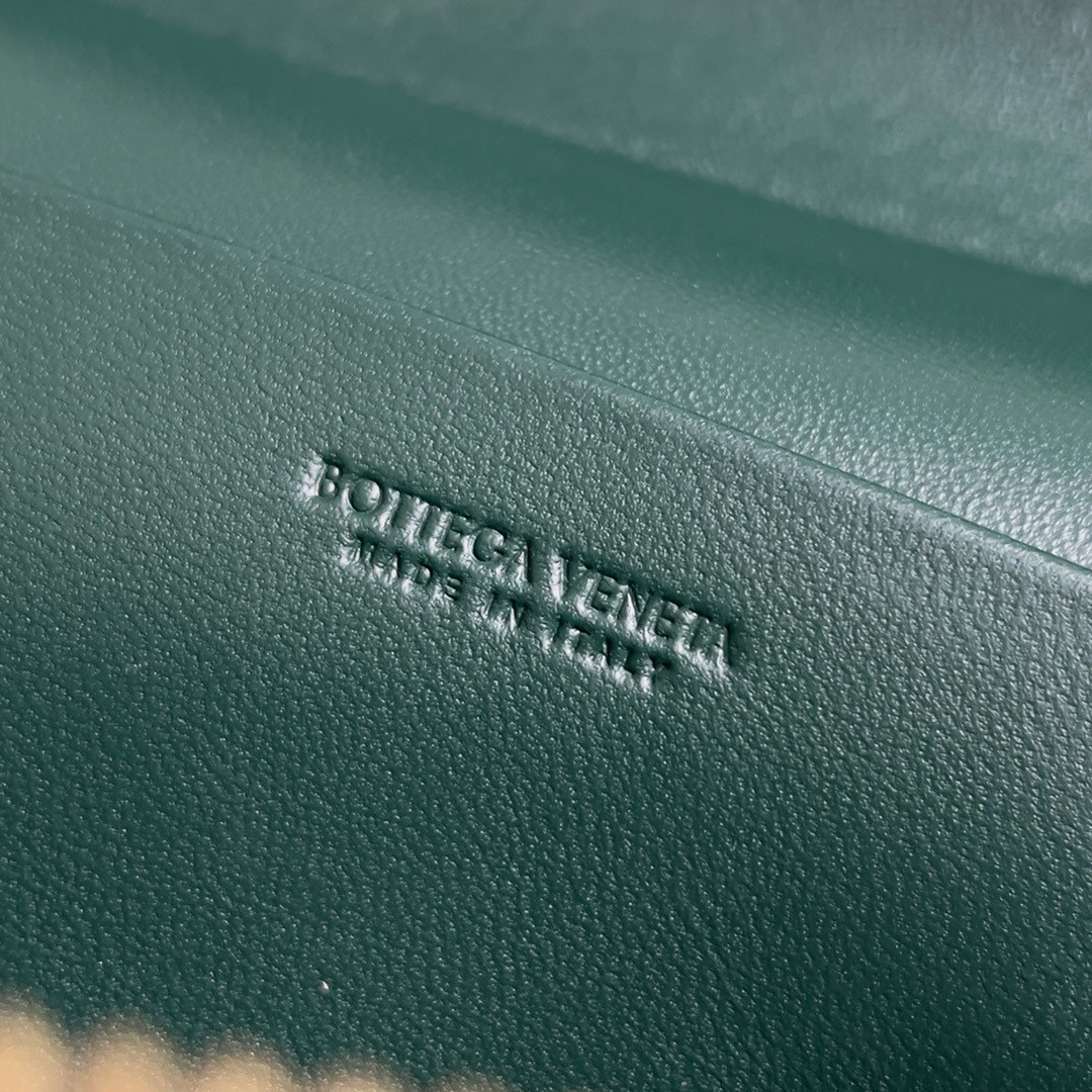 bo*te*ga Ve*ne*ta bang bang vanity case in green intrecciato leather