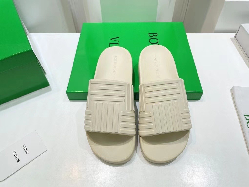 bo*te*ga Ve*ne*ta slider sildes in white rubber