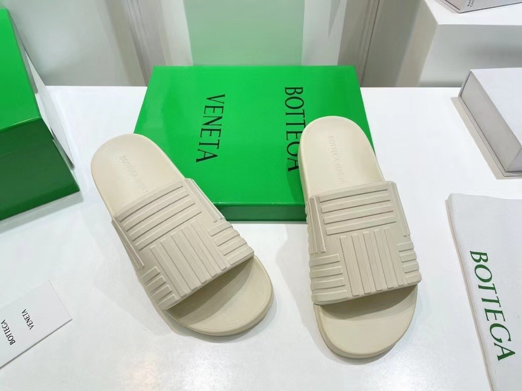 bo*te*ga Ve*ne*ta slider sildes in white rubber