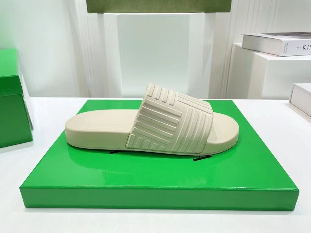 bo*te*ga Ve*ne*ta slider sildes in white rubber