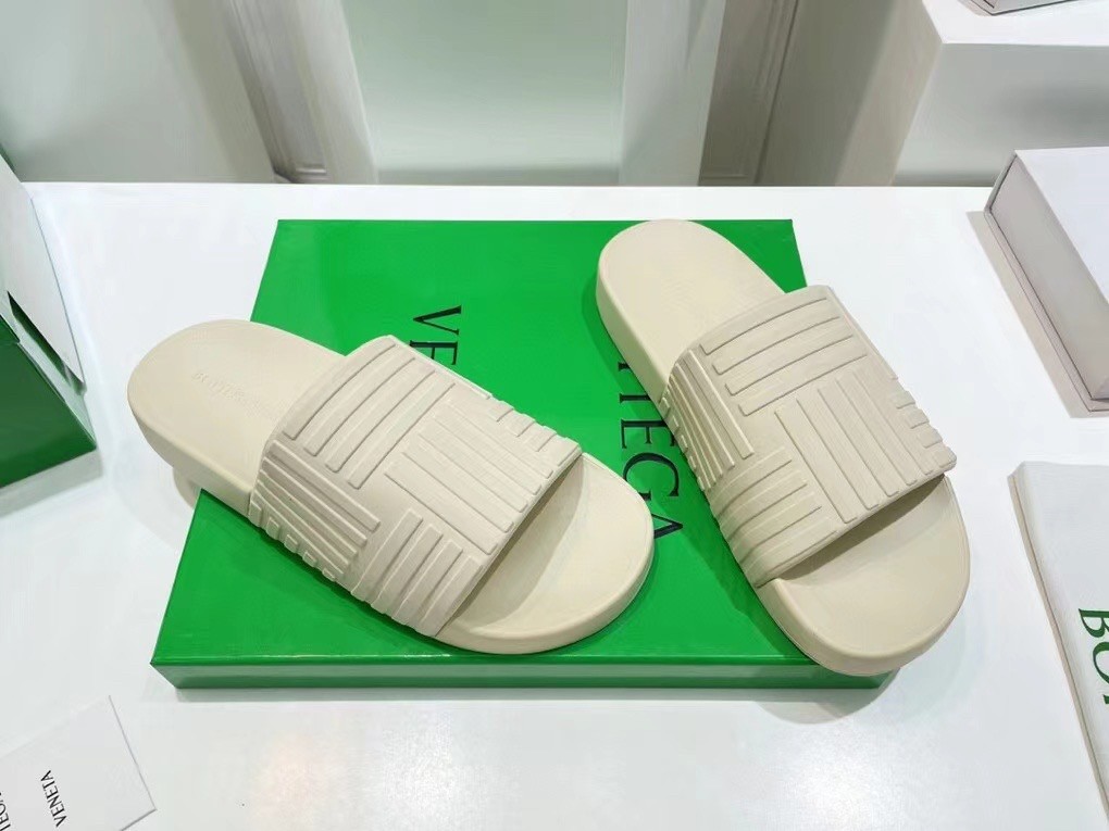 bo*te*ga Ve*ne*ta slider sildes in white rubber