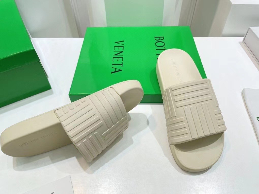 bo*te*ga Ve*ne*ta slider sildes in white rubber