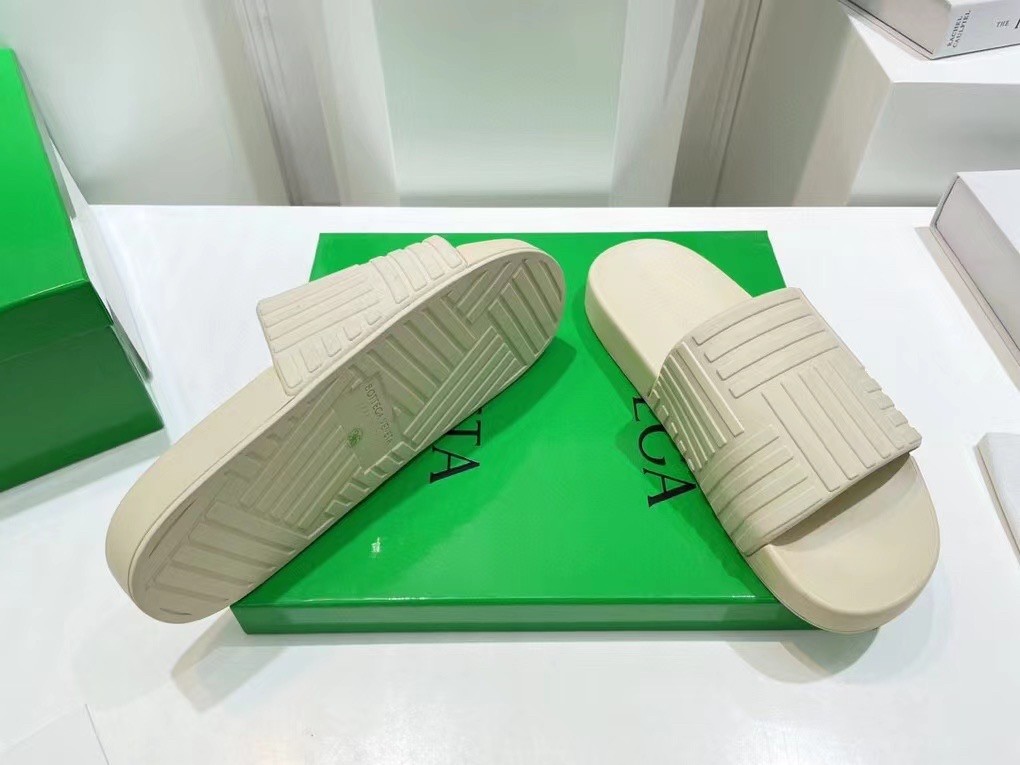 bo*te*ga Ve*ne*ta slider sildes in white rubber